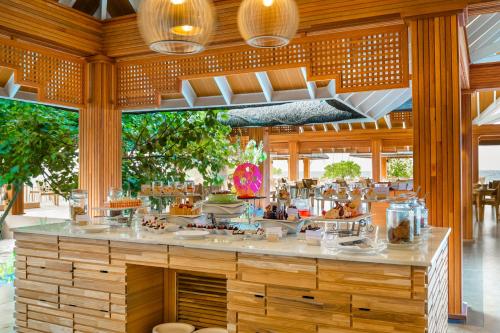 鲁阿环礁库达福施酒店及Spa的一间餐厅,上面有食物柜台