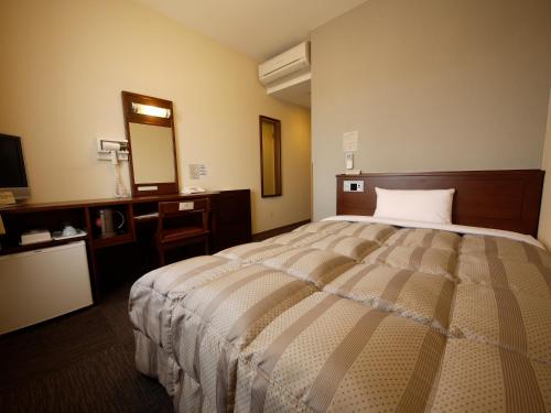 谏早市谏早市因特尔公路客栈酒店的酒店客房设有一张大床和一间浴室。