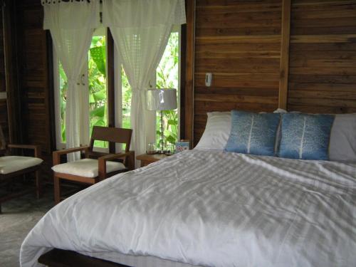 班康卡臣BanJankapor的卧室配有床、椅子和窗户。
