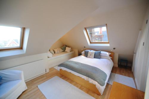 伦敦丁香门的一间小卧室,配有床和2个窗户