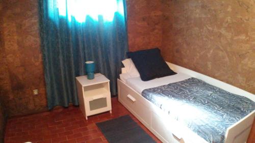 波尔图Silver Porto - AL的一间小卧室,配有床和窗户