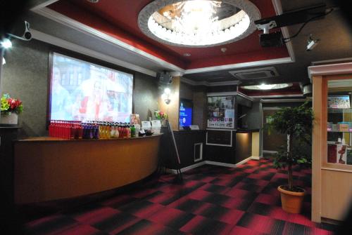 铃鹿市马里昂酒店的餐厅内带大屏幕的酒吧