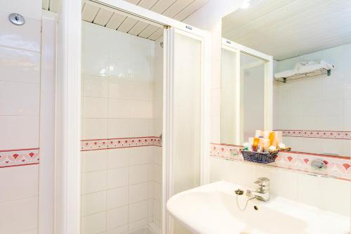圣埃乌拉利亚杜克沙普拉亚公寓式酒店的一间带水槽和淋浴的浴室