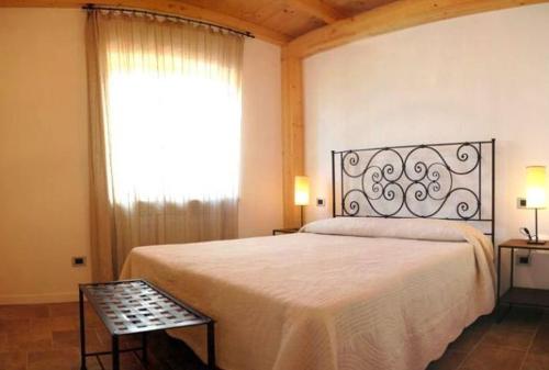 诺尔恰拉卡斯那迪奥帕克农家乐的一间卧室设有一张大床和一个窗户。