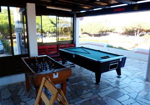 萨格里什Parque de Campismo Orbitur Sagres的一间带台球桌和棋盘的房间