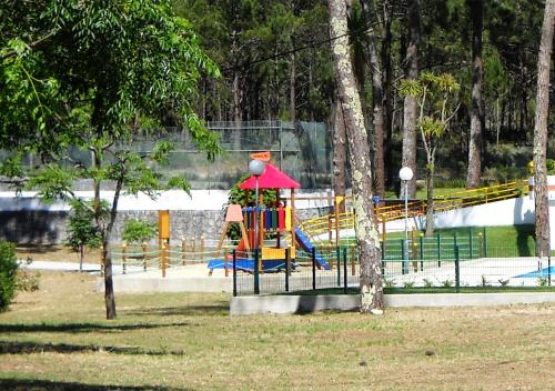 纳扎雷Parque de Campismo Orbitur Valado的公园里一个带滑梯的游乐场