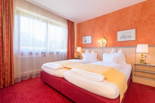 斯拉德明达斯普拉茨尔酒店的酒店客房设有两张床和窗户。