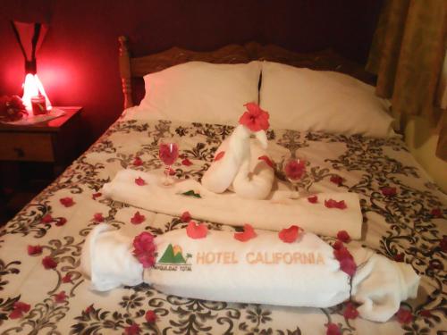 San JorgeHotel California的床上有两只鸡装饰
