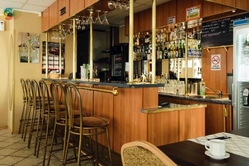 波兹南卫城住宿加早餐旅馆的餐馆里一排凳子的酒吧