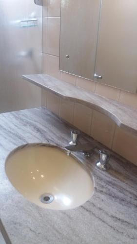 戈亚尼亚Flat Oeste La Residence的浴室的柜台设有水槽和镜子