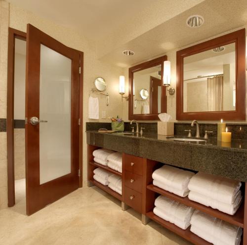 蒙特雷蒙特利湾酒店的一间带水槽和镜子的浴室