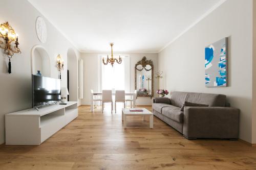 米兰Milan Retreats的客厅配有沙发和桌子