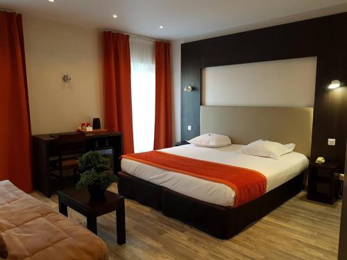 格雷乌莱班阿尔卑斯酒店的酒店客房,配有床和沙发