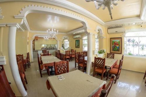 比亚埃尔莫萨贝兹扎尔酒店的一间在房间内配有桌椅的餐厅