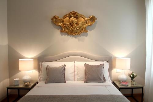 威尼斯Primaluce的卧室配有带两盏灯的白色床