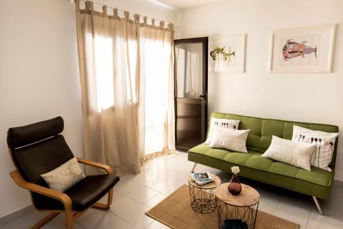 阿雷西费Apartamento Almirante VV的客厅配有绿色沙发和椅子