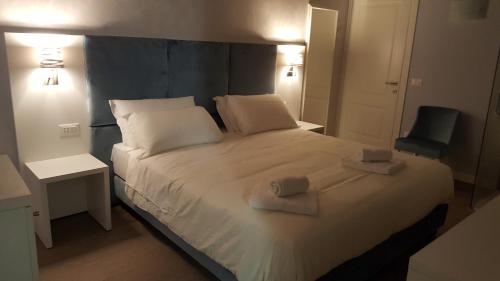 威尼斯精英之家旅馆的一间卧室配有一张床,上面有两条毛巾
