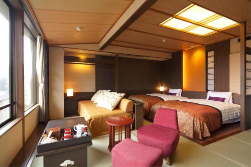 松江市南花粋苑旅馆的酒店客房,配有两张床和椅子