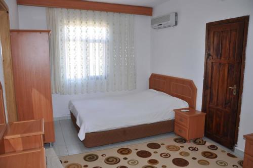 帕塔拉杰特酒店的一间小卧室,配有床和窗户