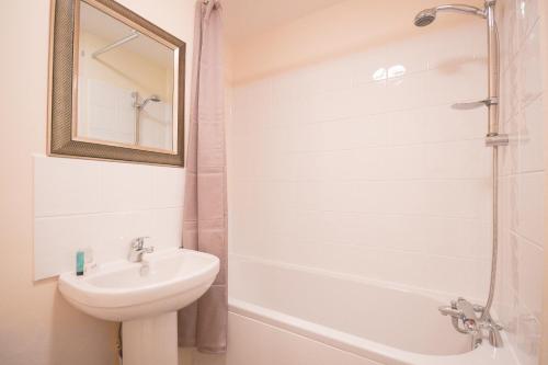 南安普敦Town or Country - Jessie Terrace House B的一间带水槽、卫生间和镜子的浴室