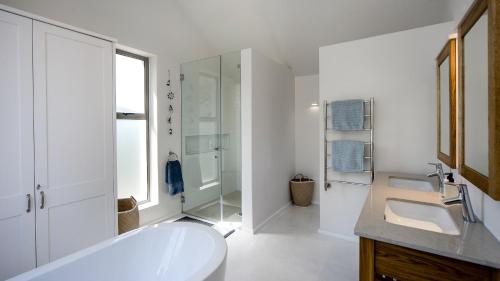 努尔德霍克Willow Beach House - with backup power的白色的浴室设有浴缸和水槽。