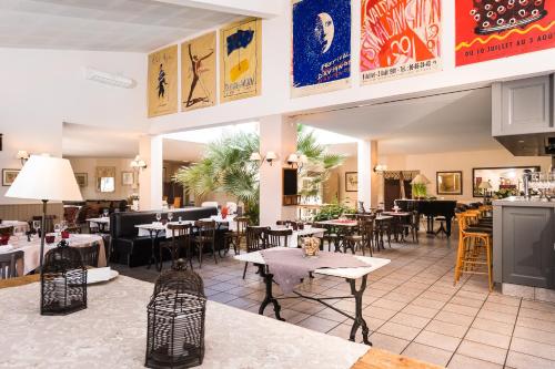 Golden Tulip Avignon Le Paradou餐厅或其他用餐的地方