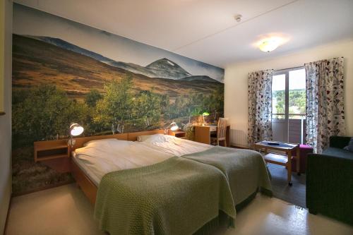 布鲁克斯瓦拉那Hotell Bruksvallsliden的一间卧室配有一张壁画床