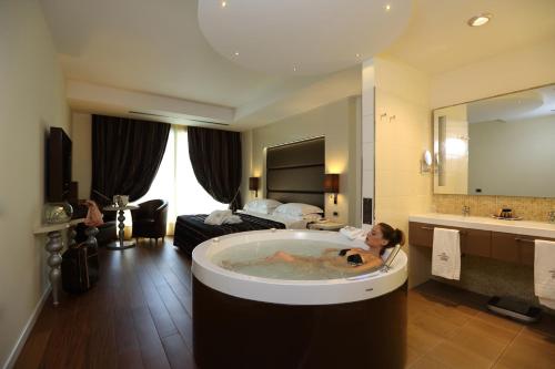 卡斯泰尔佩特罗索贝勒瑟尔酒店的一间酒店客房内的浴缸里的一个女人