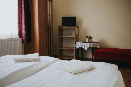 塞克萨德SZÉP KERT VENDÉGHÁZ的卧室配有2条白色毛巾。