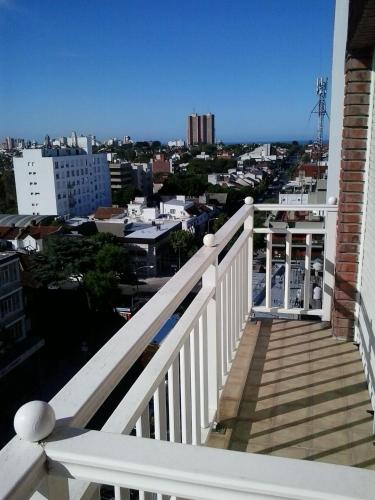 马德普拉塔Panoramico Playa Grande -Solo Familias的市景阳台