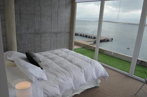 卡尔德拉Departamento Bahia Caldera的一间卧室设有一张大床和一个大窗户