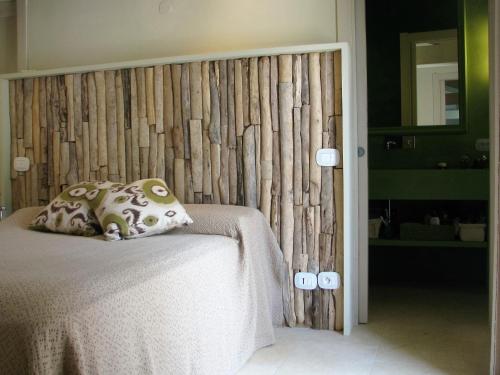 圣特罗佩Maison RR的一间卧室配有一张带木制床头板的床