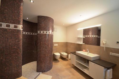 卡斯泰尔贝洛Panoramahof的一间带水槽、卫生间和镜子的浴室
