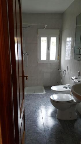 QueijadoiroCasa de Forno的浴室配有2个盥洗盆、卫生间和淋浴。
