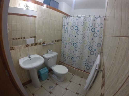 纳斯卡Hospedaje el Telar的一间带水槽、卫生间和淋浴的浴室