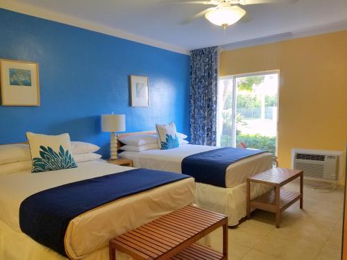 弗拉明戈湾和滨海酒店客房内的一张或多张床位