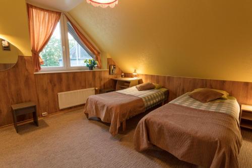 维尔扬迪恩迪拉酒店的一间卧室设有两张床和窗户。
