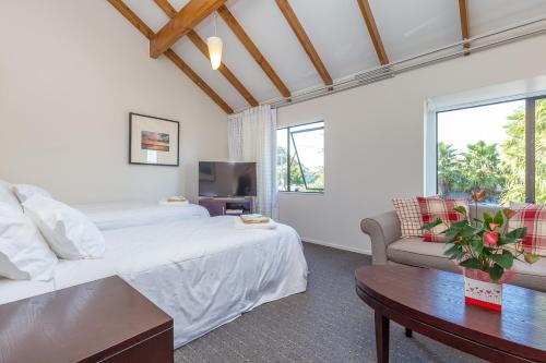 奥克兰安扎克庭院汽车旅馆的一间卧室配有一张床、一张沙发和一张桌子