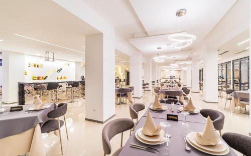 奥赫里德Laki Hotel & Spa的一间带桌椅的用餐室和一间餐厅