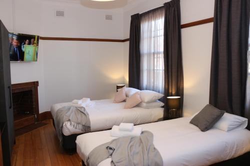 Guildford吉尔福德酒店的酒店客房设有两张床和窗户。