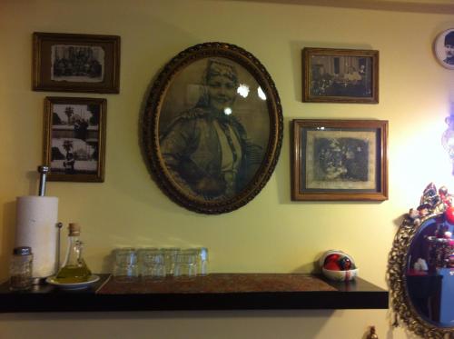伊斯坦布尔Guest House - Grandma's House的墙上的镜子,架子上装有玻璃杯