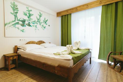 卡夫尼克超级滑雪场酒店的一间卧室配有一张带绿色窗帘的床
