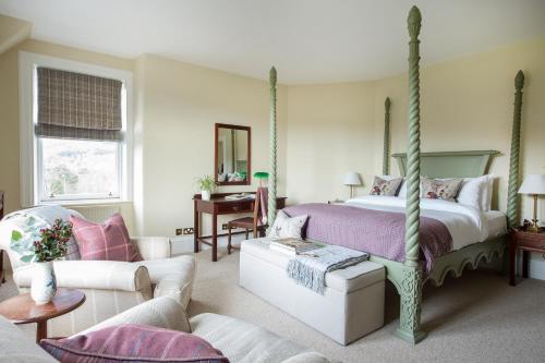 克雷盖拉希斯佩塞德克雷盖拉希酒店的一间卧室设有一张床和一间客厅。