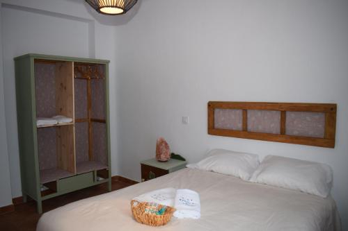 吉桑多Hostal Cielo de Gredos的一间卧室,配有一张带篮子的床