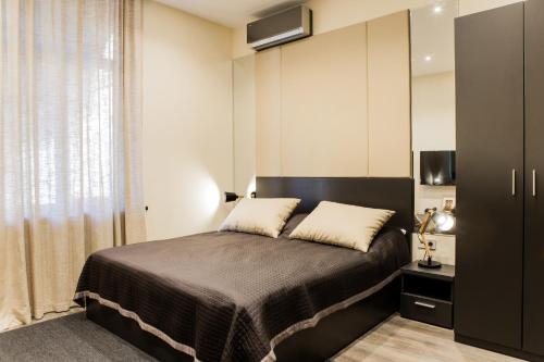 敖德萨Malon apartments的一间卧室配有一张大床和一个橱柜