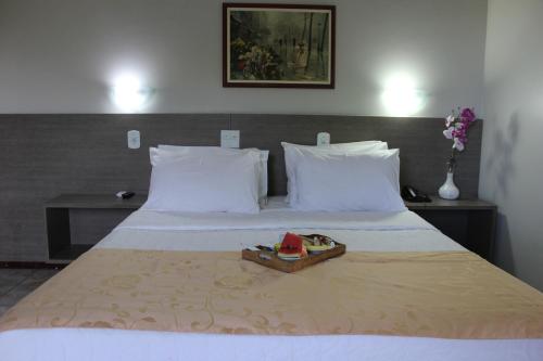 巴雷拉斯Solar das Mangueiras的一张位于酒店客房的床铺,上面有托盘