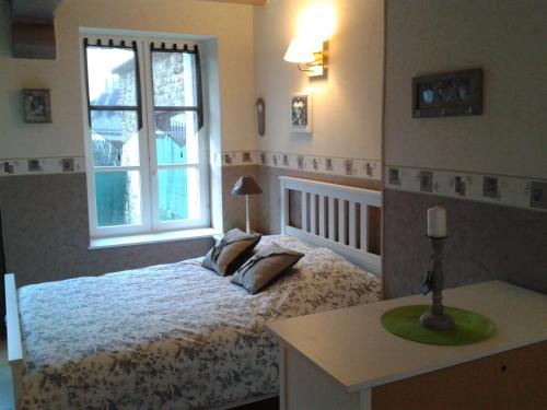 翁弗勒尔A la Terrasse coeur Honfleur的一间卧室设有一张床和一个窗口