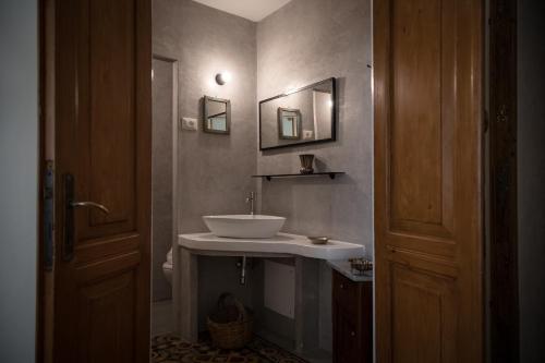 索尔索Piazza San Pantaleo的浴室设有白色水槽和镜子