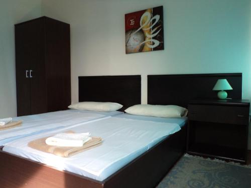 斯科普里乡村汽车旅馆的一间卧室配有一张床,上面有两条毛巾