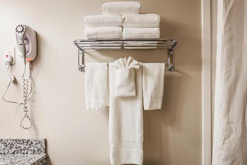 麦考尔第三街酒店的浴室毛巾架上的一组毛巾